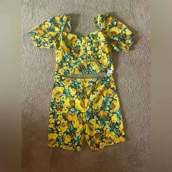 Urban Outfitter’s Two-Piece Floral Short Set. - Picture 2 of 8